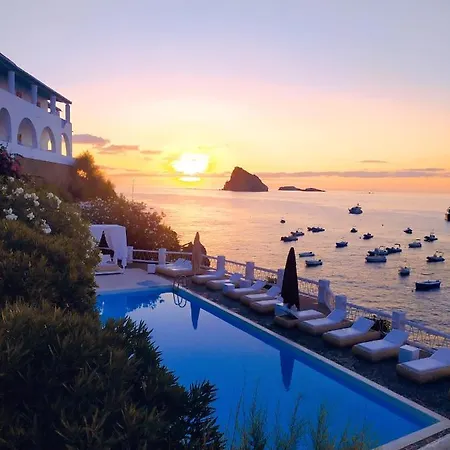 La Piazza Luxury & 4* Panarea