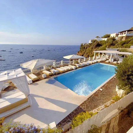 La Piazza Luxury & Hotel