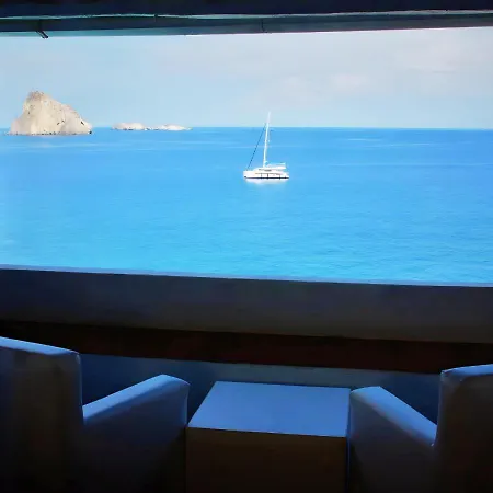 La Piazza Luxury & 4* Panarea