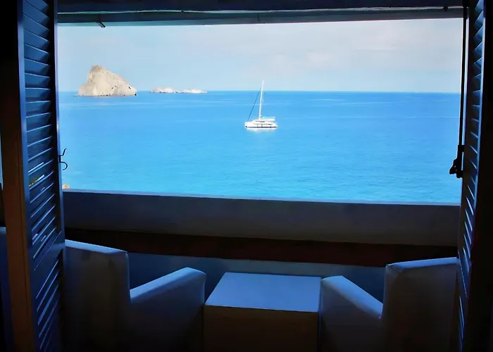 La Piazza Luxury & 4* Panarea