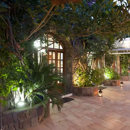 ホテル La Piazza Luxury & パナレーア