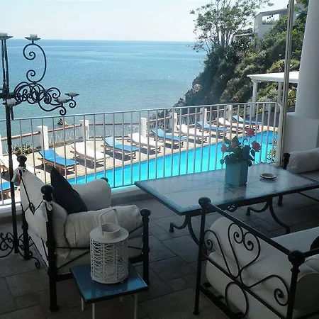 La Piazza Luxury & Hotel