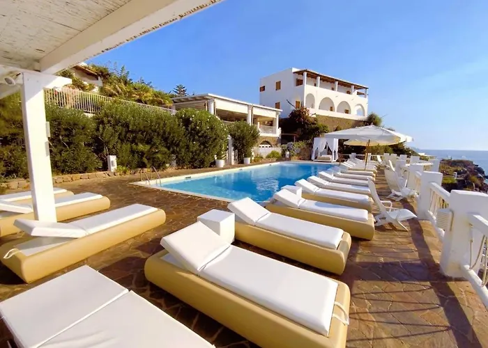 La Piazza Luxury & 4* Panarea