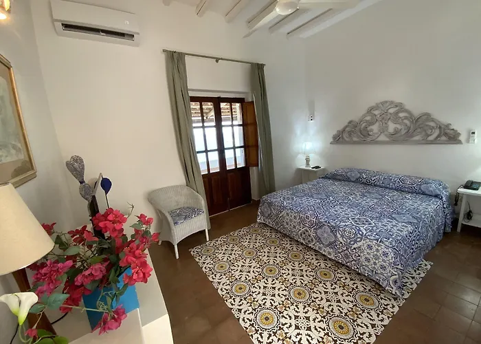 La Piazza Luxury & 4* Panarea